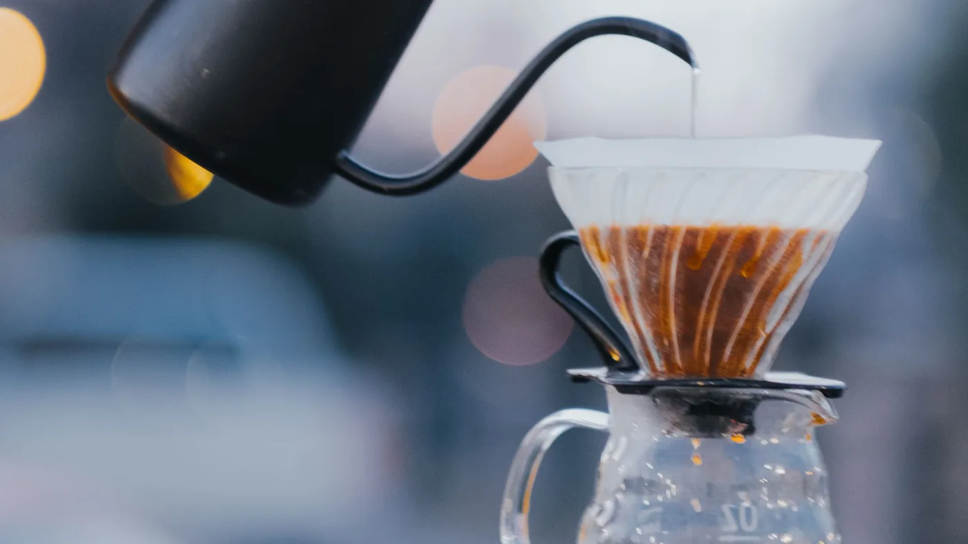 غلاية تسكب الماء في قمع V60